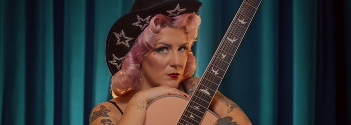 ANGELA HOODOO REGRESA EN 2025 CON “OUTLAW GIRLS”: MÁS FIERA, MÁS LIBRE, ROTUNDA