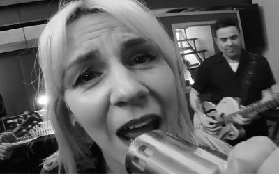ANGELA HOODOO LANZA EL VIDEOCLIP DE «WILD HORSE». ¡PURA PÓLVORA DENTRO DE SU DISCO ‘OUTLAW GIRLS’!