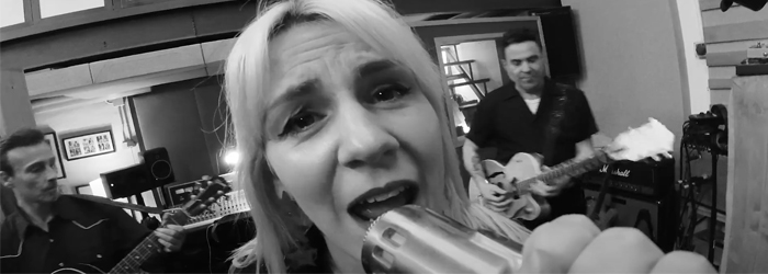 ANGELA HOODOO LANZA EL VIDEOCLIP DE «WILD HORSE». ¡PURA PÓLVORA DENTRO DE SU DISCO ‘OUTLAW GIRLS’!